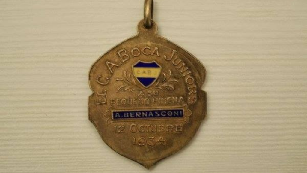 UNA MEDALLA QUE BRILLA UNA MEDALLA QUE BRILLA
